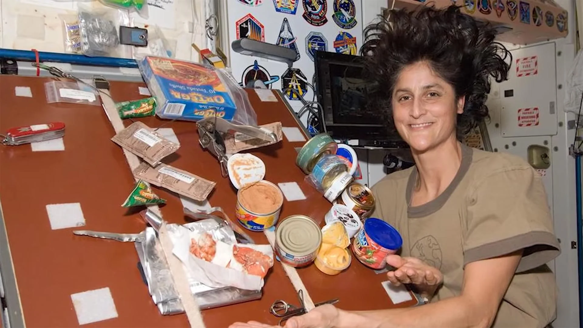 seorang astronot sedang menyiapkan makanannya